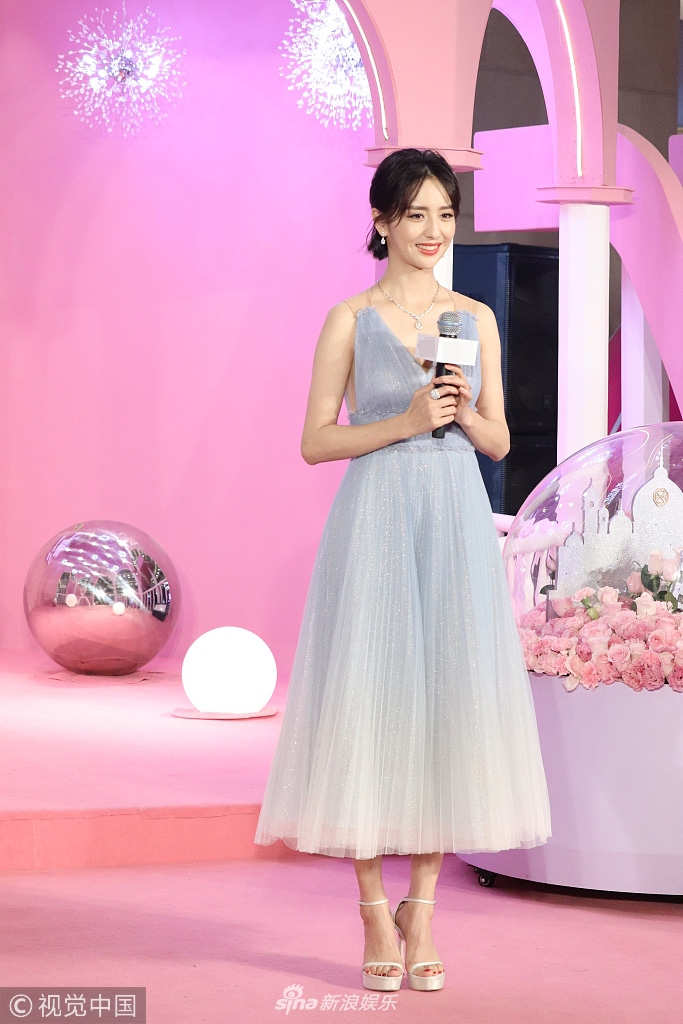 佟丽娅宛若冰雪女王