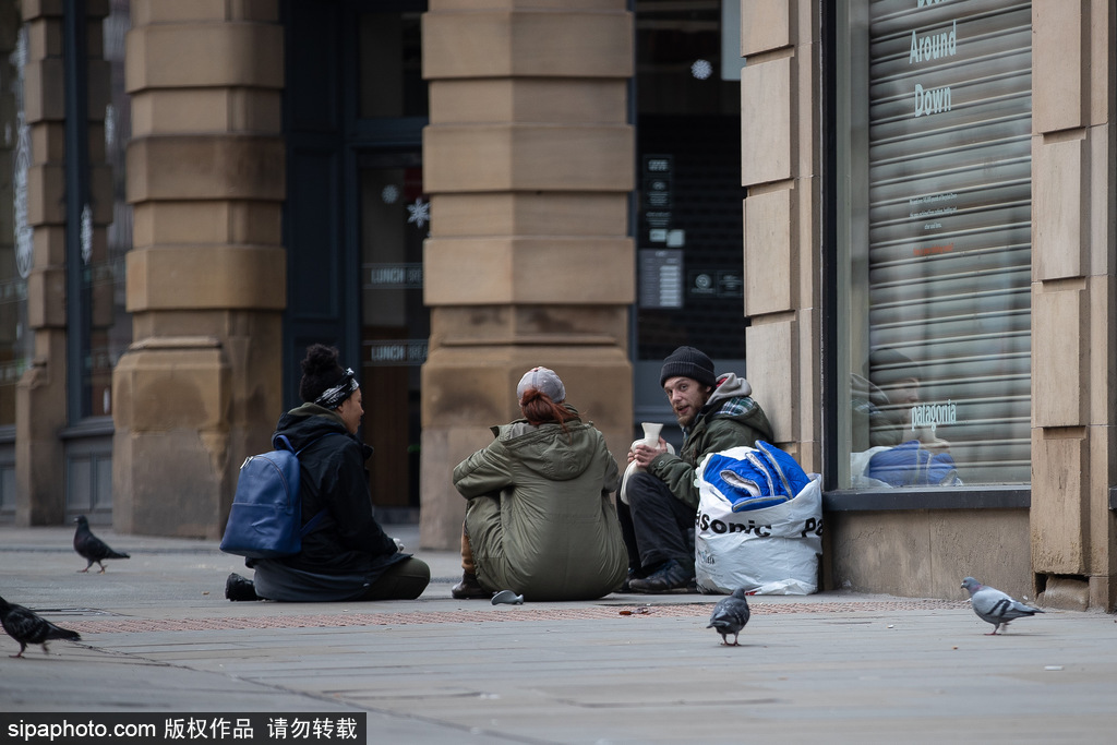 心疼！英国流浪汉露宿街头过“寒冷”圣诞