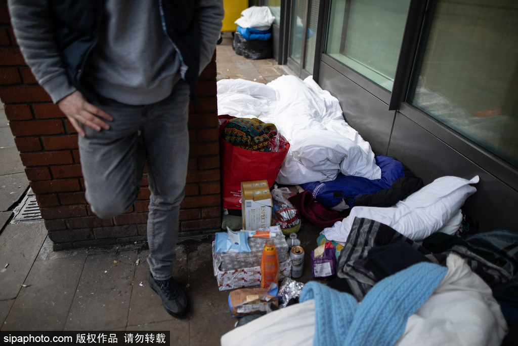 心疼！英国流浪汉露宿街头过“寒冷”圣诞
