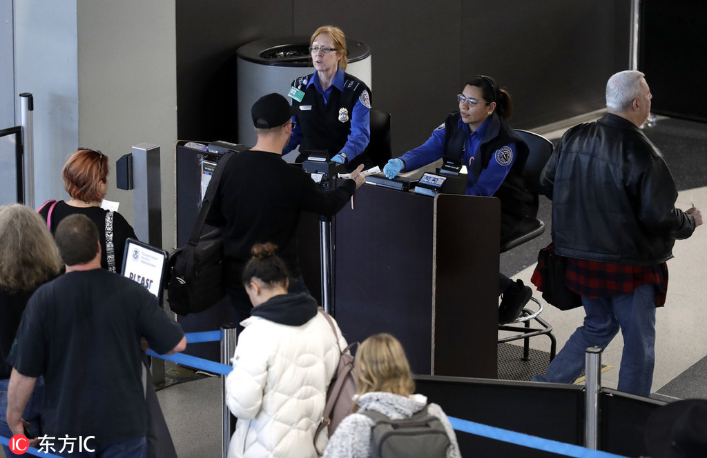 4 美国政府关门  机场安检员无薪工作