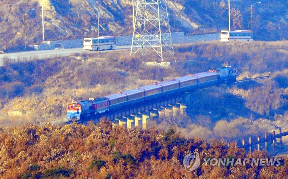 今天(26日)上午,朝韩铁路,公路对接及现代化工程开工仪式在朝鲜开城板