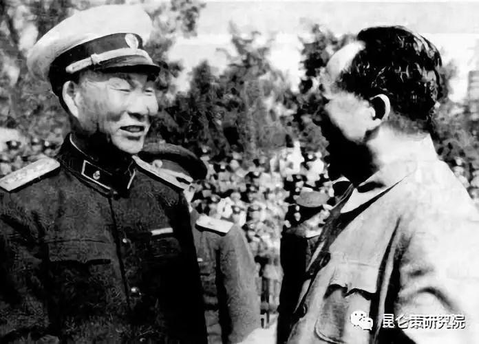 【1959年，毛泽东与海军司令员萧劲光在中南海交谈】