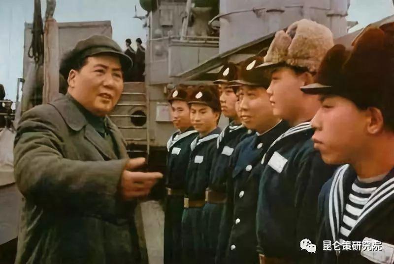 【1953年2月，毛泽东视察海军“洛阳”舰】