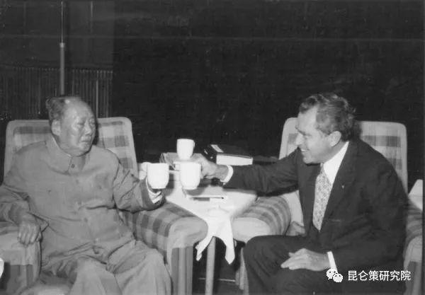 【1976年2月，毛泽东在中南海书房会见美国前总统尼克松】