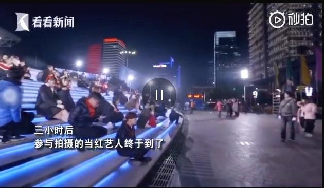 不少网友表示心疼寒风中瑟瑟发抖的小姐姐们，纷纷感慨南方的寒冷冷彻骨头，拍摄还是在冬天↓↓