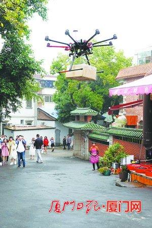 无人机飞进鼓浪屿空投急救设备 实景模拟急救演练举行