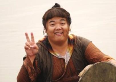 在跟着星爷的期间，曾出演过《少林足球》和《长江七号》等影片！