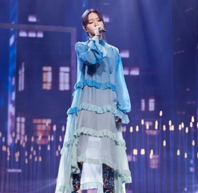 我们的周笔畅真的是越来越美了，大家都说换个衣服，摘下墨镜，硬是年轻了十岁，你们怎么看呢？