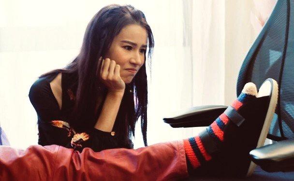 另一边黄宗泽也毫不示弱的予以回击,“这位大姐来探病探得这么嚣张,你好野。”