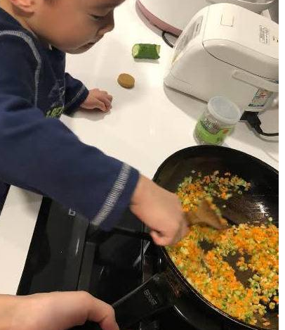 看他炒出来的菜是不是色香味俱全，让你忍不住都流口水了。