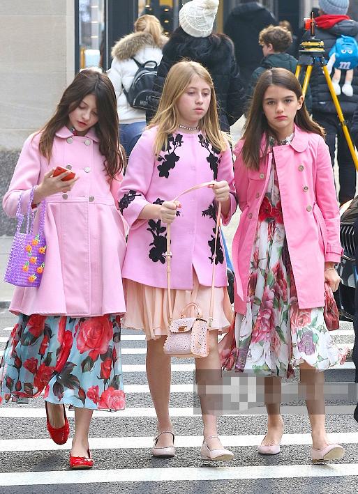 论气质的话还不如最左边的这位姑娘~↓↓↓