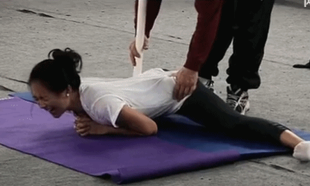 零下30度的东北,呼出的气直接结了冰,章子怡就在冰天雪地打,每天打几个小时。