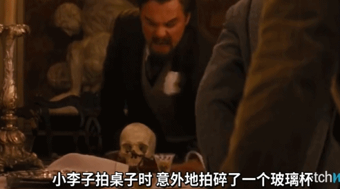 镜头拉近看,手上全是血。