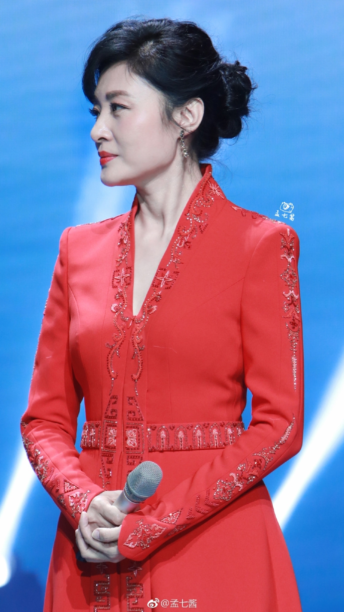 50岁周涛状态极佳,一袭红裙美艳动人。