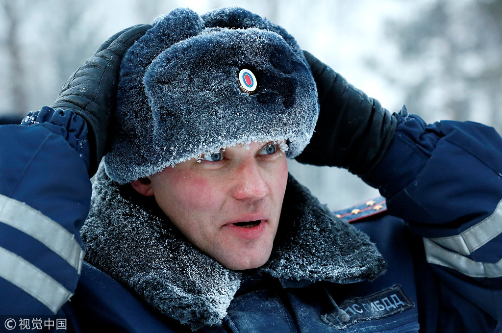 4 俄罗斯交警零下29度气温下创作雪雕 睫毛都结了冰