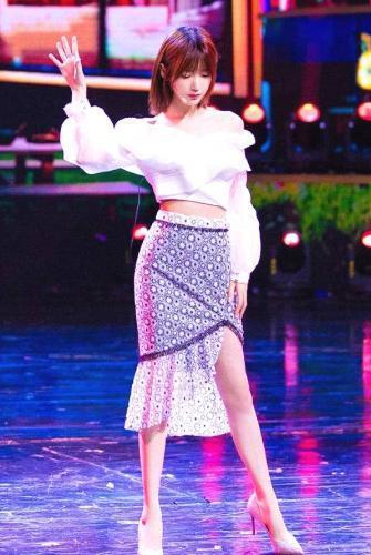 今年的毛晓彤也已经30岁了，但小编倒是不替她担心，毕竟美貌就是资本啊！