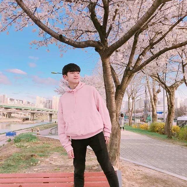 日常就是上上课,然后跟好!朋!友!出门约约会吃吃饭。