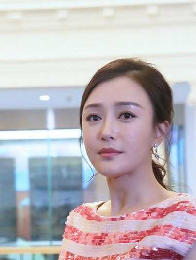 秦岚，1981年7月17日出生于辽宁省沈阳市，中国女演员、歌手、平面模特，毕业于沈阳工业大学会计系