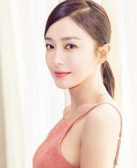 秦岚早期写真，一袭粉色吊带长裙，尽显白皙雪肌，美如画