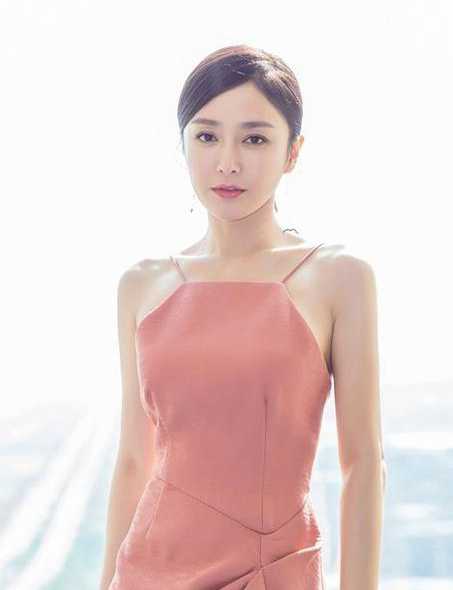 秦岚早期写真，一袭粉色吊带长裙，整个人看起来少女感十足，完全看不出她已经有37岁了