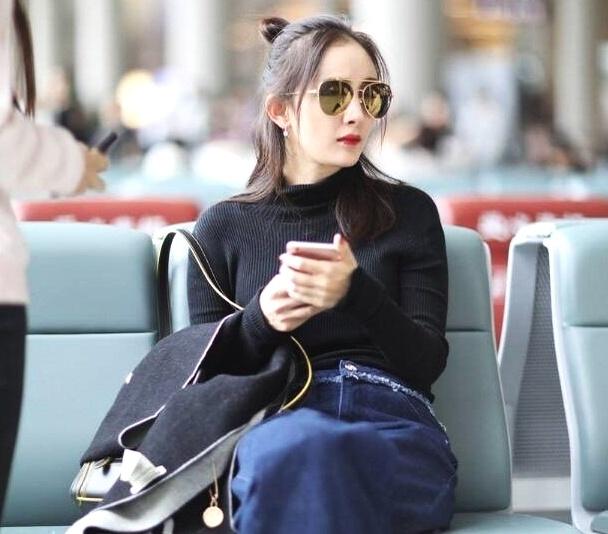 baby带小海绵游玩被拍到正面照，确认过发型，像黄晓明没错了