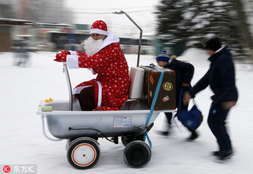 9 时速20公里!俄罗斯"严寒老人"骑浴缸亮相街头超拉风