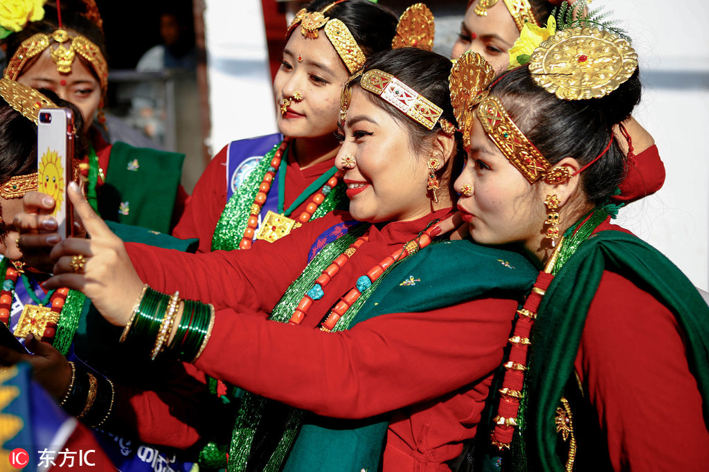 尼泊尔古隆族人庆祝传统新年盛装游行载歌载舞