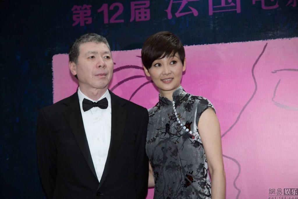 徐帆跟冯小刚合影太憔悴，网友都说看起来像蜡像