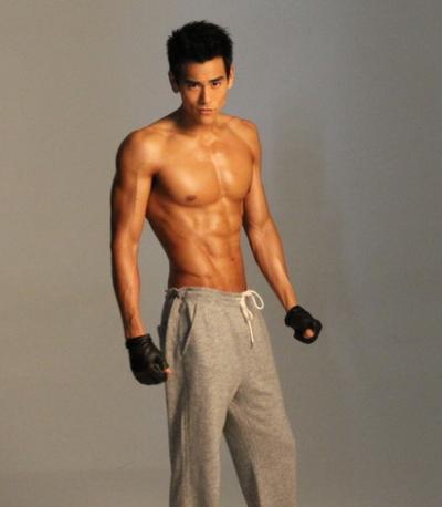 如果不是爆出了童年照，大家应该都很难把现在一个腹肌男神彭于晏和胖这个字联系在一起吧。