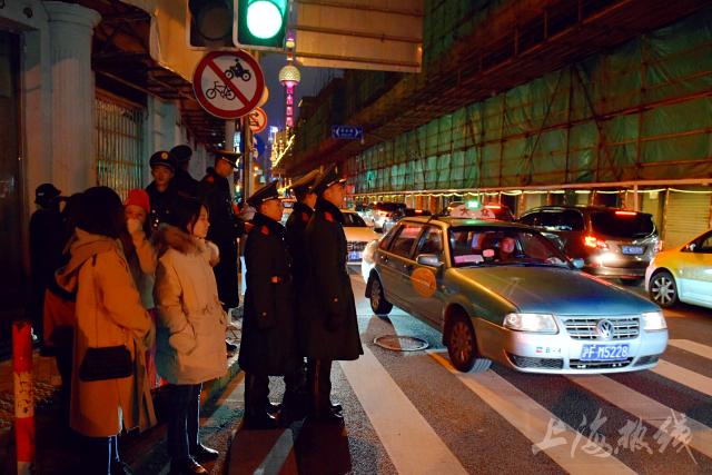 2019跨年夜外滩游人如织 上海多马路交通管制,一大波武警出动执勤