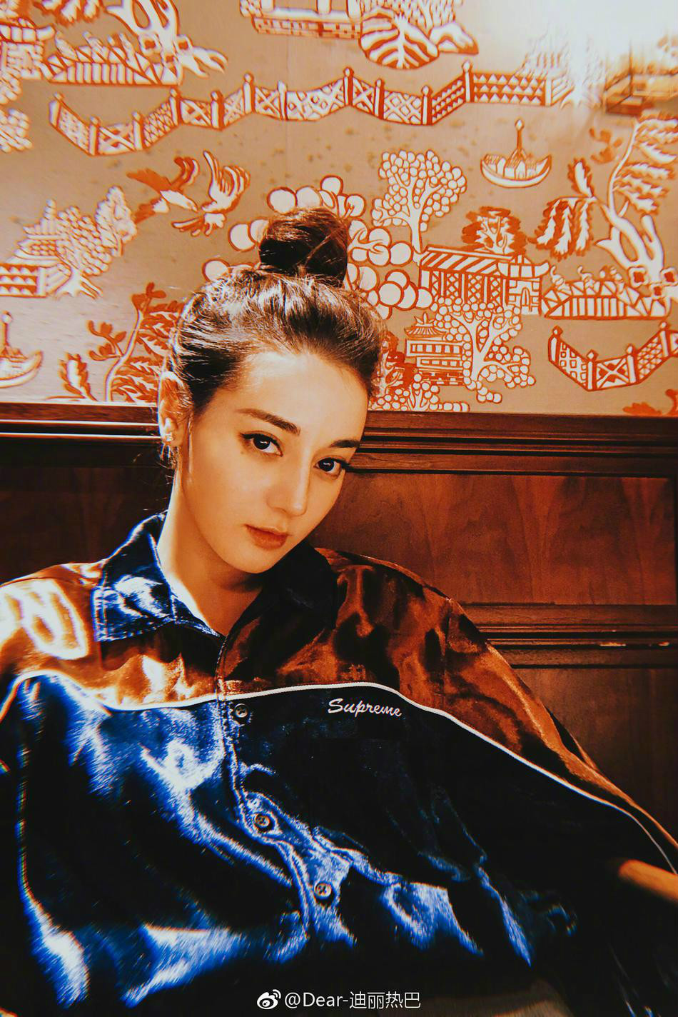 迪丽热巴新年晒美照当6千万粉丝福利 扎丸子头青春活力