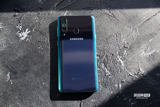 三星galaxya8s上手体验黑瞳全视屏效果不错