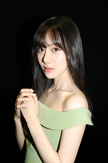 曹曦月亮相东方卫视跨年盛典 唱响青春金曲