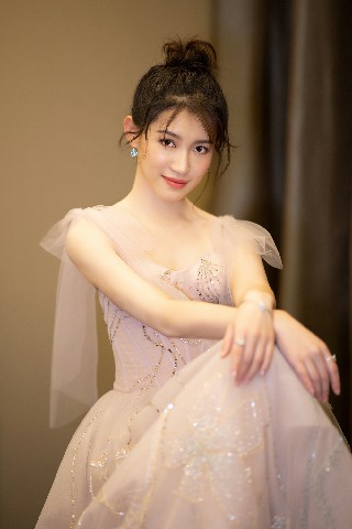 苏青亮相浙江跨年新版阿朱与乔峰黄日华世纪拥抱