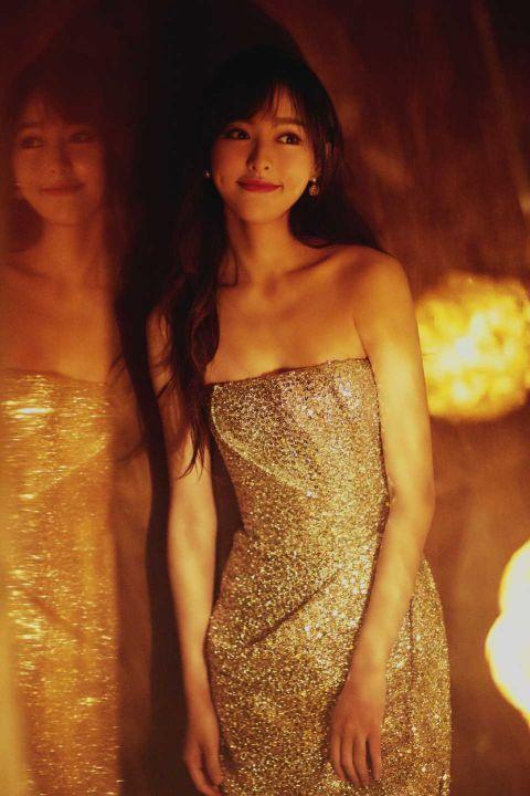 而这次她用了一款大波浪的卷发造型，给人第一感觉显得大气，重要还是她三八分的空气刘海。