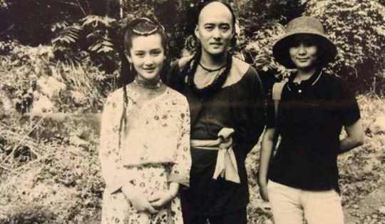 还有不少网友惊呼单人照那张和张杰长得好像,超有夫妻相的,两人太有缘分了!