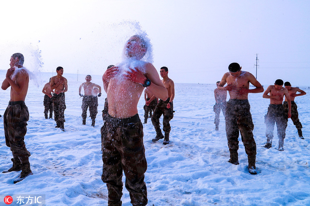10 零下二十摄氏度!直击新疆军人赤膊抗寒练倒功