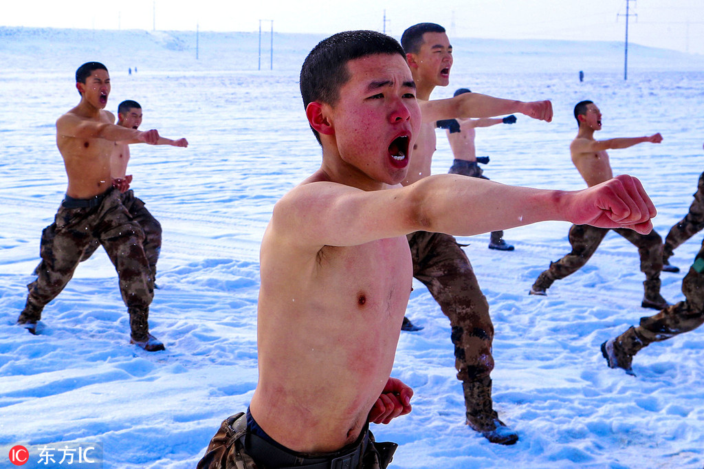 10 零下二十摄氏度!直击新疆军人赤膊抗寒练倒功