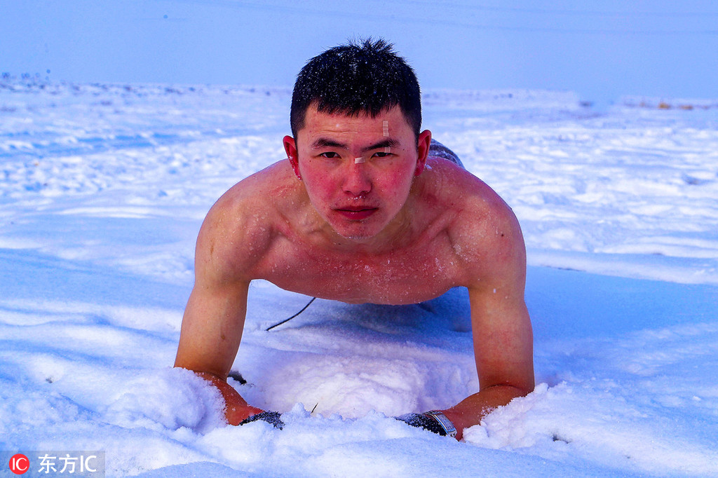 10 零下二十摄氏度!直击新疆军人赤膊抗寒练倒功