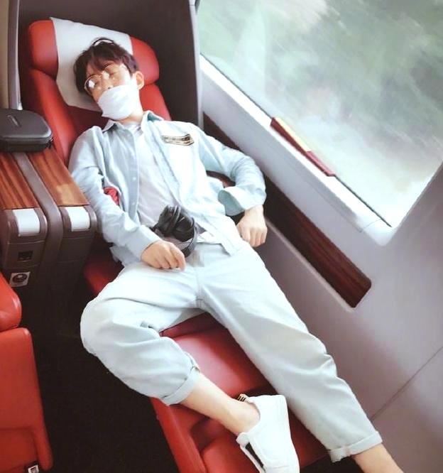 盘点明星睡姿黄晓明销魂朱一龙盛世美颜最服最后一个