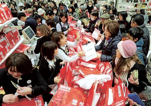 日本商场举行新年 初卖 上千人5点排队抢福袋