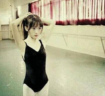 在妈妈怀中,小时候就很漂亮,妈妈的颜值也不低呢。