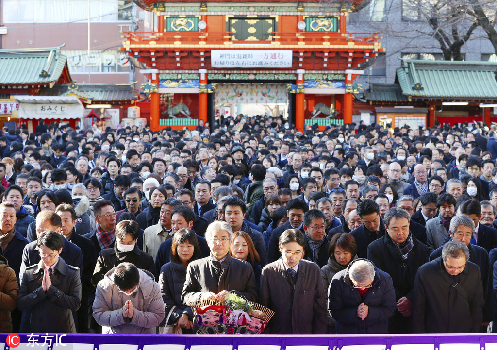 日本迎新年首个股市交易日商人齐聚神社求财运