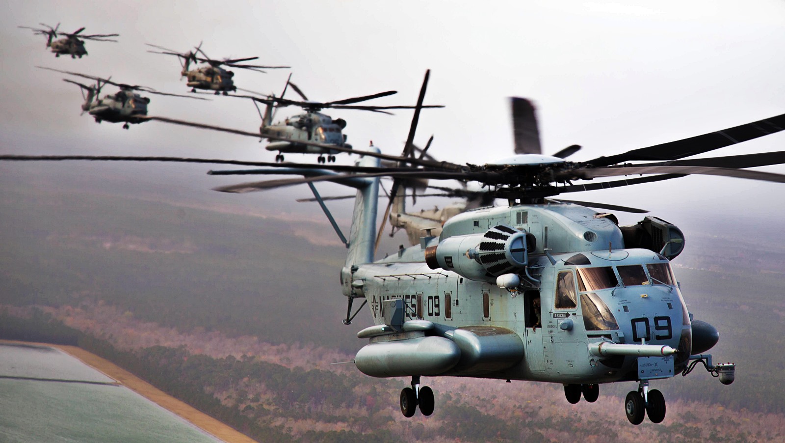 4 美国海军陆战队8架ch53e重型直升机编队训练