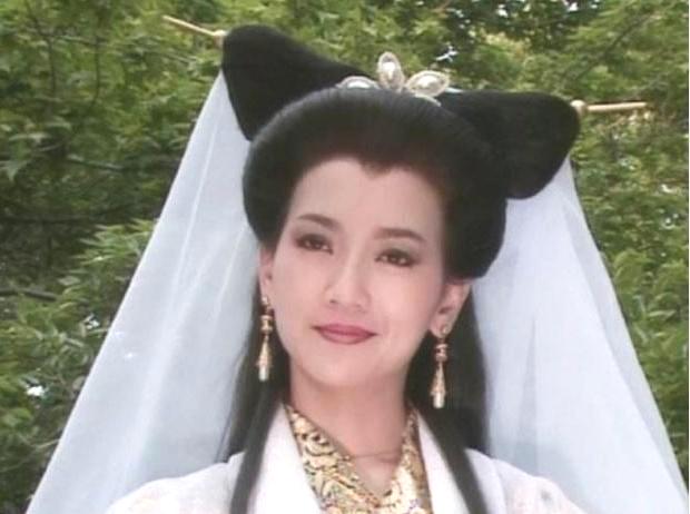 现在的赵雅芝和以前完全没有什么区别,鹅黄色的毛衣,白色的长靴,气质好到了极点。