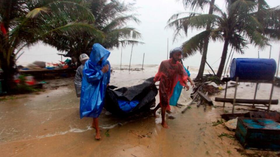 (泰国当地居民周五清理海岸线，为即将来临的风暴做准备 图片来源：CNN)