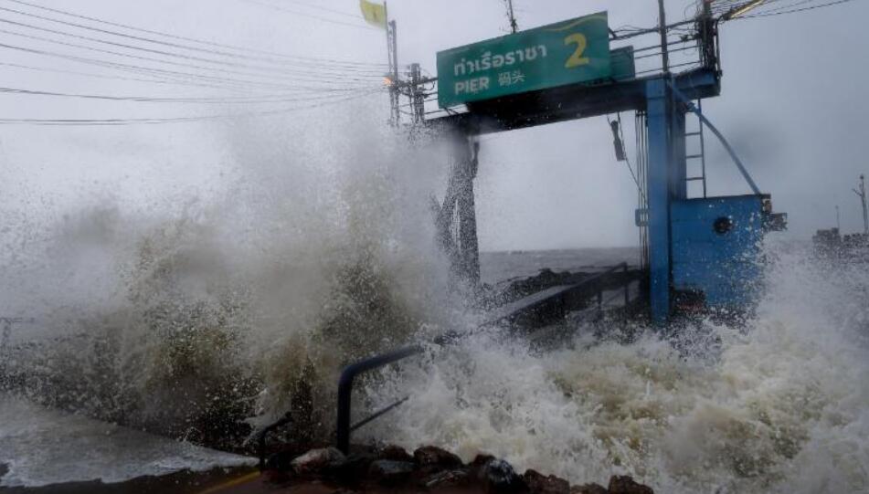(当地时间周五，海浪冲击泰国南部苏拉特萨尼省的一个码头 图片来源：CNN)