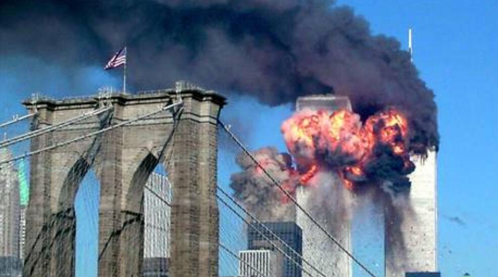 (2001年9月11日，世贸中心遭飞机撞击后爆炸起火 图片来源：路透社)