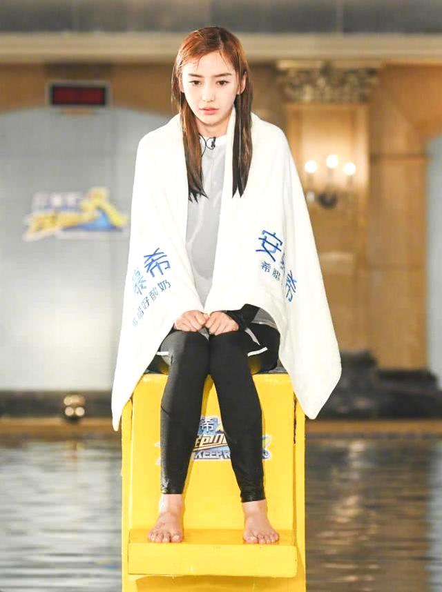 在节目中，杨颖一件灰色款上衣，搭配一条紧身裤。看这个样子应该是刚落过水，做艺人也是不容易。