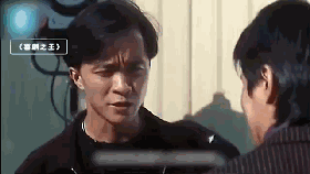 又例如这一幕，同样是踩了别人的脚：